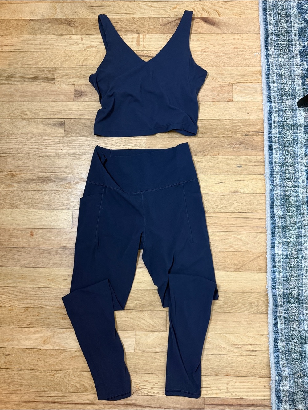Athleta set navy salutation stash tight small and transcend v-neck crop bra A-C